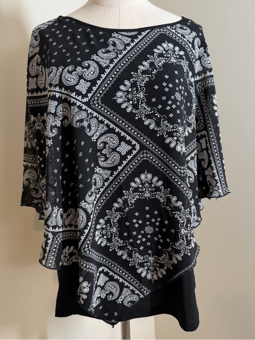 Lotusmile Women’s Black White Bandana -SZ M- Poncho Blouse Overlay Flowy Top